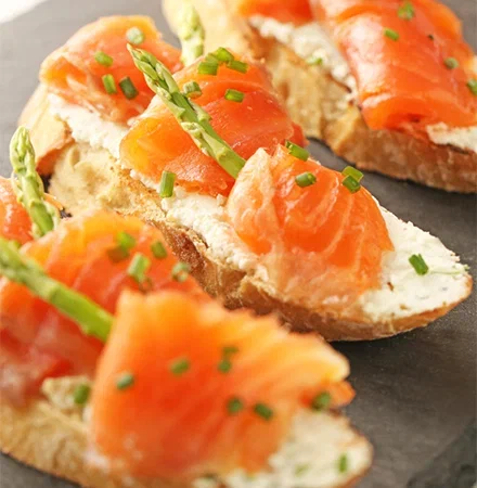 Крекер с лососем и творожным сыром спайси